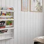Wand mit Bücherregal und Strandbildern
