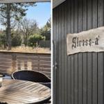 Terrasse mit Tisch und Stühlen. Holzschild mit Schriftzug an Wand.
