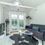Wohnzimmer mit Sofa, Couchtisch und Terrassentür.