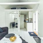 Wohnung mit Schlafbereich oben, Küche und Wohnzimmer mit Sofa.