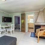 Wohnraum mit Esstisch, Fernseher und Kamin