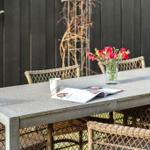 Terrassentisch mit Stühlen, Blumen und Zeitschrift