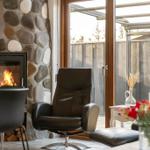 Raum mit Kamin, Sitzgelegenheiten und Terrassentür
