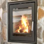Kamin mit Steinmauer und brennendem Holzfeuer