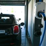 Elektrisches Auto an Ladebox im Carport