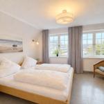 Schlafzimmer mit Doppelbett...