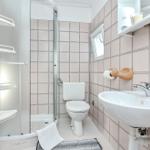 Badezimmer mit Dusche, Toilette und Waschbecken