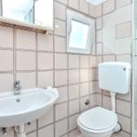 Badezimmer mit Waschbecken, Toilette und Dusche