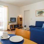 Blick vom Esstisch auf TV