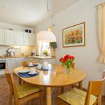 Esstisch und die offene Küchenzeile