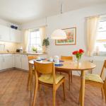 Esstisch mit Küchenzeile