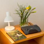 Nachttischchen mit Radio