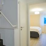 Treppenhaus mit Schlafzimmer im Hintergrund