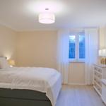 Schlafzimmer mit Bett, Fenster und Schrank.