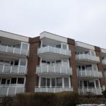 Wohnhaus mit mehreren Balkonen und Fenstern