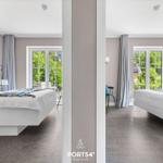 Zwei Schlafzimmer mit Betten, Fenstern und Vorhängen.