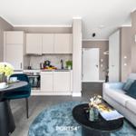 Wohnküche mit Essbereich und Sofa. Moderne Einrichtung und Küchenzeile.