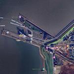 Satellitenbild von Dagebüll Hafen mit Fährenanlegern und Umgebung.