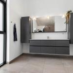 Moderne Badewanne mit Spiegelschrank und Waschmaschine