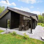 Moderne Holzhütte mit Terrasse und Garten. Essbereich im Freien.