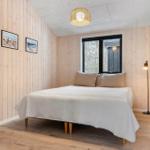 Schlafzimmer mit Bett, Fenster und Lampen an den Wänden.