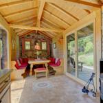 Feuerknistern, Holzduft und Hüttenwärme – unsere Grillhütte im Herzen des Waldes