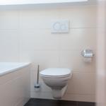 Bad mit Toilette, Toilettenpapierhalter und Dusche