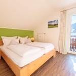 Schlafzimmer mit Doppelbett, Balkon und Bergblick.