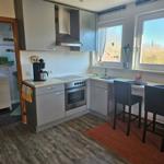 Küche mit Arbeitsplatz, Spüle, Herd und Fenster