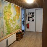 Wohnbereich mit Karte Norwegens und Weinregal