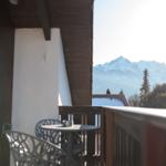 Terrasse mit Tisch und Stühlen bietet Bergblick.