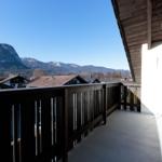Terrasse mit Blick auf Berge und Dächer
