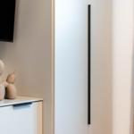 TV auf Wandmontage, Dekofigur auf Schrank, Vorhang rechts