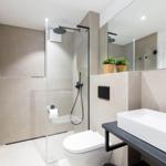 Moderne Badezimmer mit Dusche, Waschbecken und Toilette.