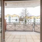 Terrasse mit Glasbrüstung und Blick auf Wohnhäuser