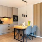 Küche mit Essbereich und Holzwand