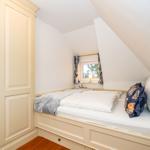 Schlafzimmer mit Dachschrägen, Bett und Kleiderschrank