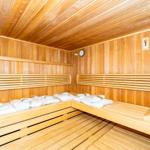 Sauna mit Holzbänken und Handtüchern