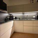 Küche mit elektrischen Geräten