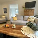 Wohnzimmer mit Sofa, Couchtisch und Fernseher.