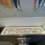Schale-Dekoration mit LED-Beleuchtung unter Wandbild