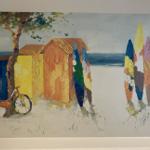 Bild mit bunten Surfbrettern, Strandhütten und Fahrrad unter Baum