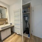 Badezimmer mit Waschbecken, Spiegel und Aufbewahrungsschrank.