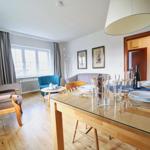 Esszimmer mit Tisch und Stühlen. Wohnbereich mit Sofa und Sessel.