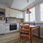 Küche mit Essbereich, Holztisch, Stühle und Fenster