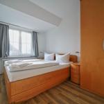 Schlafzimmer mit Doppelbett, Kleiderschrank und Fenster mit Blick.