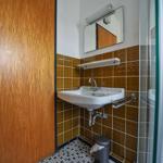 Bad mit Waschbecken, Spiegel und Dusche