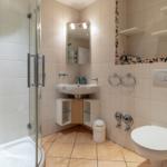 Badezimmer mit Dusche, Waschbecken und Toilette