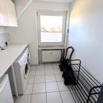 Wohnung mit Waschmaschine, Spülmaschine, Kaffeemaschine und Fenster