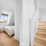 Schlafzimmer mit Dachfenster und Holztreppe